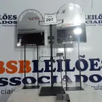LOTE 297 - 02 ESPELHOS E 01 MOSTRUÁRIO. (NO ESTADO) ATENÇÃO! FAZER A VISITAÇÃO ANTES DE ARREMATAR, NÃO SABEMOS SE FUNCIONA. LEILÃO NÃO TEM GARANTIA E NEM DEVOLUÇÃO, SUJEITO A POSSÍVEIS AVARIAS VISÍVEIS/OCULTAS E/OU AUSÊNCIA DE COMPONENTES.