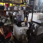 LOTE 267 - 01 LIQUIDIFICADOR COM COPO, 01 BEBEDOURO DE BANCADA, 02 BASES PARA ABAJUR EM MADEIRA, 01 TRIPÉ PEQUENO E 01 BOMBA SAPO. (NO ESTADO) ATENÇÃO! FAZER A VISITAÇÃO ANTES DE ARREMATAR, NÃO SABEMOS SE FUNCIONA. LEILÃO NÃO TEM GARANTIA E NEM DEVOLUÇÃO, SUJEITO A POSSÍVEIS AVARIAS VISÍVEIS/OCULTAS E/OU AUSÊNCIA DE COMPONENTES.