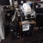 LOTE 270 - 01 LOTE COM NOBREAK, TELEFONE FIXO, RETROPROJETOR ANTIGO E CAIXAS DE SOM. (NO ESTADO) ATENÇÃO! FAZER A VISITAÇÃO ANTES DE ARREMATAR, NÃO SABEMOS SE FUNCIONA. LEILÃO NÃO TEM GARANTIA E NEM DEVOLUÇÃO, SUJEITO A POSSÍVEIS AVARIAS VISÍVEIS/OCULTAS E/OU AUSÊNCIA DE COMPONENTES.