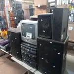 LOTE 349 - 01 LOTE COM CAIXAS DE SOM, TV ANTIGA. (NO ESTADO) ATENÇÃO! FAZER A VISITAÇÃO ANTES DE ARREMATAR, NÃO SABEMOS SE FUNCIONA. LEILÃO NÃO TEM GARANTIA E NEM DEVOLUÇÃO, SUJEITO A POSSÍVEIS AVARIAS VISÍVEIS/OCULTAS E/OU AUSÊNCIA DE COMPONENTES.