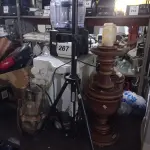 LOTE 267 - 01 LIQUIDIFICADOR COM COPO, 01 BEBEDOURO DE BANCADA, 02 BASES PARA ABAJUR EM MADEIRA, 01 TRIPÉ PEQUENO E 01 BOMBA SAPO. (NO ESTADO) ATENÇÃO! FAZER A VISITAÇÃO ANTES DE ARREMATAR, NÃO SABEMOS SE FUNCIONA. LEILÃO NÃO TEM GARANTIA E NEM DEVOLUÇÃO, SUJEITO A POSSÍVEIS AVARIAS VISÍVEIS/OCULTAS E/OU AUSÊNCIA DE COMPONENTES.