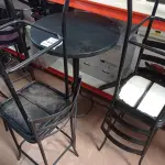 LOTE 431 - 01 MESA BISTRÔ REDONDA COM 4 BANQUETAS ALTA. (NO ESTADO) ATENÇÃO! FAZER A VISITAÇÃO ANTES DE ARREMATAR, NÃO SABEMOS SE FUNCIONA. LEILÃO NÃO TEM GARANTIA E NEM DEVOLUÇÃO, SUJEITO A POSSÍVEIS AVARIAS VISÍVEIS/OCULTAS E/OU AUSÊNCIA DE COMPONENTES.