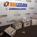 LOTE 336 - 01 LOTE COM VOLTÍMETROS, FONTE DE ALIMENTAÇÃO E CAIXA DE SKINNER. (NO ESTADO) ATENÇÃO! FAZER A VISITAÇÃO ANTES DE ARREMATAR, NÃO SABEMOS SE FUNCIONA. LEILÃO NÃO TEM GARANTIA E NEM DEVOLUÇÃO, SUJEITO A POSSÍVEIS AVARIAS VISÍVEIS/OCULTAS E/OU AUSÊNCIA DE COMPONENTES.