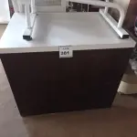 LOTE 381 - 01 BALCÃO EM MADEIRA NA COR MARROM E BRANCO. (NO ESTADO) ATENÇÃO! FAZER A VISITAÇÃO ANTES DE ARREMATAR, NÃO SABEMOS SE FUNCIONA. LEILÃO NÃO TEM GARANTIA E NEM DEVOLUÇÃO, SUJEITO A POSSÍVEIS AVARIAS VISÍVEIS/OCULTAS E/OU AUSÊNCIA DE COMPONENTES.