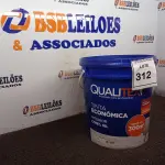 LOTE 312 - 01 BALDE DE TINTA 18L QUALITEX NA COR PÉROLA. (NO ESTADO) ATENÇÃO! FAZER A VISITAÇÃO ANTES DE ARREMATAR, NÃO SABEMOS SE FUNCIONA. LEILÃO NÃO TEM GARANTIA E NEM DEVOLUÇÃO, SUJEITO A POSSÍVEIS AVARIAS VISÍVEIS/OCULTAS E/OU AUSÊNCIA DE COMPONENTES.