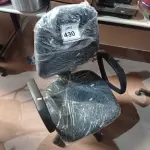 LOTE 430 -  01 CADEIRA GIRATÓRIA PARA ESCRITÓRIO. (NO ESTADO) ATENÇÃO! FAZER A VISITAÇÃO ANTES DE ARREMATAR, NÃO SABEMOS SE FUNCIONA. LEILÃO NÃO TEM GARANTIA E NEM DEVOLUÇÃO, SUJEITO A POSSÍVEIS AVARIAS VISÍVEIS/OCULTAS E/OU AUSÊNCIA DE COMPONENTES.