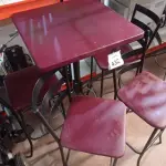 LOTE 432 - 01 MESA BISTRÔ QUADRADA COM 4 BANQUETAS ALTA. (NO ESTADO) ATENÇÃO! FAZER A VISITAÇÃO ANTES DE ARREMATAR, NÃO SABEMOS SE FUNCIONA. LEILÃO NÃO TEM GARANTIA E NEM DEVOLUÇÃO, SUJEITO A POSSÍVEIS AVARIAS VISÍVEIS/OCULTAS E/OU AUSÊNCIA DE COMPONENTES.