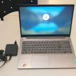 LOTE 201 - 01 NOTEBOOK LENOVO AMD RYZEN 5 5500U 8GB C/ CARREGADOR NA COR PRATA. (NO ESTADO) ATENÇÃO! FAZER A VISITAÇÃO ANTES DE ARREMATAR, NÃO SABEMOS SE FUNCIONA. LEILÃO NÃO TEM GARANTIA E NEM DEVOLUÇÃO, SUJEITO A POSSÍVEIS AVARIAS VISÍVEIS/OCULTAS E/OU AUSÊNCIA DE COMPONENTES.