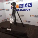 LOTE 328 - 01 TRIPÉ PARA CÂMERA TOMATE MTG-3016. (NO ESTADO) ATENÇÃO! FAZER A VISITAÇÃO ANTES DE ARREMATAR, NÃO SABEMOS SE FUNCIONA. LEILÃO NÃO TEM GARANTIA E NEM DEVOLUÇÃO, SUJEITO A POSSÍVEIS AVARIAS VISÍVEIS/OCULTAS E/OU AUSÊNCIA DE COMPONENTES.