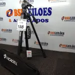 LOTE 188 - 01 TRIPÉ PARA CÂMERA TOMATE. (NO ESTADO) ATENÇÃO! FAZER A VISITAÇÃO ANTES DE ARREMATAR, NÃO SABEMOS SE FUNCIONA. LEILÃO NÃO TEM GARANTIA E NEM DEVOLUÇÃO, SUJEITO A POSSÍVEIS AVARIAS VISÍVEIS/OCULTAS E/OU AUSÊNCIA DE COMPONENTES.