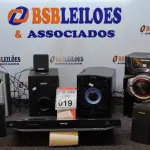 LOTE 019 - 01 DVD PHILIPS, 02 SONS DIVERSOS E DIVERSAS CAIXAS DE SOM. (NO ESTADO) ATENÇÃO! FAZER A VISITAÇÃO ANTES DE ARREMATAR, NÃO SABEMOS SE FUNCIONA. LEILÃO NÃO TEM GARANTIA E NEM DEVOLUÇÃO, SUJEITO A POSSÍVEIS AVARIAS VISÍVEIS/OCULTAS E/OU AUSÊNCIA DE COMPONENTES.