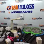 LOTE 207 - 01 LOTE COM LÂMPADAS DICROICA, RAQUETES PARA MOSQUITO. (NO ESTADO) ATENÇÃO! FAZER A VISITAÇÃO ANTES DE ARREMATAR, NÃO SABEMOS SE FUNCIONA. LEILÃO NÃO TEM GARANTIA E NEM DEVOLUÇÃO, SUJEITO A POSSÍVEIS AVARIAS VISÍVEIS/OCULTAS E/OU AUSÊNCIA DE COMPONENTES.
