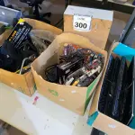LOTE 300 - 01 LOTE COM TECLADOS, PLACAS MÃES, FONTE DE VÍDEO GAME E EQUIPAMENTOS DE ACADEMIA. (NO ESTADO) ATENÇÃO! FAZER A VISITAÇÃO ANTES DE ARREMATAR, NÃO SABEMOS SE FUNCIONA. LEILÃO NÃO TEM GARANTIA E NEM DEVOLUÇÃO, SUJEITO A POSSÍVEIS AVARIAS VISÍVEIS/OCULTAS E/OU AUSÊNCIA DE COMPONENTES.
