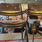 LOTE 004 - 04 CADEIRAS ESTOFADAS COM BASE DE FERRO. (NO ESTADO) ATENÇÃO! FAZER A VISITAÇÃO ANTES DE ARREMATAR, NÃO SABEMOS SE FUNCIONA. LEILÃO NÃO TEM GARANTIA E NEM DEVOLUÇÃO, SUJEITO A POSSÍVEIS AVARIAS VISÍVEIS/OCULTAS E/OU AUSÊNCIA DE COMPONENTES.
