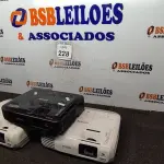 LOTE 228 - 03 PROJETORES EPSON. (NO ESTADO) ATENÇÃO! FAZER A VISITAÇÃO ANTES DE ARREMATAR, NÃO SABEMOS SE FUNCIONA. LEILÃO NÃO TEM GARANTIA E NEM DEVOLUÇÃO, SUJEITO A POSSÍVEIS AVARIAS VISÍVEIS/OCULTAS E/OU AUSÊNCIA DE COMPONENTES.