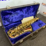 LOTE 328 - 01 SAXOFONE COM MALETA. (NO ESTADO) ATENÇÃO! FAZER A VISITAÇÃO ANTES DE ARREMATAR, NÃO SABEMOS SE FUNCIONA. LEILÃO NÃO TEM GARANTIA E NEM DEVOLUÇÃO, SUJEITO A POSSÍVEIS AVARIAS VISÍVEIS/OCULTAS E/OU AUSÊNCIA DE COMPONENTES.