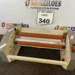LOTE 340 - 01 EM PLASTIFICADORA. (NO ESTADO) ATENÇÃO! FAZER A VISITAÇÃO ANTES DE ARREMATAR, NÃO SABEMOS SE FUNCIONA. LEILÃO NÃO TEM GARANTIA E NEM DEVOLUÇÃO, SUJEITO A POSSÍVEIS AVARIAS VISÍVEIS/OCULTAS E/OU AUSÊNCIA DE COMPONENTES.