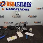 LOTE 191 - 01 LOTE COM CARREGADORES PORTÁTEIS, CONTROLE DE DRONE, CÂMERA DIGITAL E FILMADORA.  (NO ESTADO) ATENÇÃO! FAZER A VISITAÇÃO ANTES DE ARREMATAR, NÃO SABEMOS SE FUNCIONA. LEILÃO NÃO TEM GARANTIA E NEM DEVOLUÇÃO, SUJEITO A POSSÍVEIS AVARIAS VISÍVEIS/OCULTAS E/OU AUSÊNCIA DE COMPONENTES.