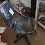 LOTE 153 - 01 CADEIRA PARA ESCRITÓRIO. (NO ESTADO) ATENÇÃO! FAZER A VISITAÇÃO ANTES DE ARREMATAR, NÃO SABEMOS SE FUNCIONA. LEILÃO NÃO TEM GARANTIA E NEM DEVOLUÇÃO, SUJEITO A POSSÍVEIS AVARIAS VISÍVEIS/OCULTAS E/OU AUSÊNCIA DE COMPONENTES.