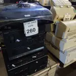 LOTE 260 - 01 LOTE COM VHS, DVRS E SOM ANTIGO. (NO ESTADO) ATENÇÃO! FAZER A VISITAÇÃO ANTES DE ARREMATAR, NÃO SABEMOS SE FUNCIONA. LEILÃO NÃO TEM GARANTIA E NEM DEVOLUÇÃO, SUJEITO A POSSÍVEIS AVARIAS VISÍVEIS/OCULTAS E/OU AUSÊNCIA DE COMPONENTES.
