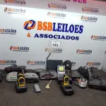 LOTE 193 - 01 LOTE COM RÁDIOS RELÓGIOS E RÁDIOS. (NO ESTADO) ATENÇÃO! FAZER A VISITAÇÃO ANTES DE ARREMATAR, NÃO SABEMOS SE FUNCIONA. LEILÃO NÃO TEM GARANTIA E NEM DEVOLUÇÃO, SUJEITO A POSSÍVEIS AVARIAS VISÍVEIS/OCULTAS E/OU AUSÊNCIA DE COMPONENTES.