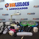 LOTE 207 - 01 LOTE COM LÂMPADAS DICROICA, RAQUETES PARA MOSQUITO. (NO ESTADO) ATENÇÃO! FAZER A VISITAÇÃO ANTES DE ARREMATAR, NÃO SABEMOS SE FUNCIONA. LEILÃO NÃO TEM GARANTIA E NEM DEVOLUÇÃO, SUJEITO A POSSÍVEIS AVARIAS VISÍVEIS/OCULTAS E/OU AUSÊNCIA DE COMPONENTES.