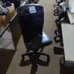 LOTE 242 - 01 CADEIRA PARA ESCRITÓRIO. (NO ESTADO) ATENÇÃO! FAZER A VISITAÇÃO ANTES DE ARREMATAR, NÃO SABEMOS SE FUNCIONA. LEILÃO NÃO TEM GARANTIA E NEM DEVOLUÇÃO, SUJEITO A POSSÍVEIS AVARIAS VISÍVEIS/OCULTAS E/OU AUSÊNCIA DE COMPONENTES.