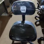 LOTE 240 - 01 CADEIRA PARA ESCRITÓRIO. (NO ESTADO) ATENÇÃO! FAZER A VISITAÇÃO ANTES DE ARREMATAR, NÃO SABEMOS SE FUNCIONA. LEILÃO NÃO TEM GARANTIA E NEM DEVOLUÇÃO, SUJEITO A POSSÍVEIS AVARIAS VISÍVEIS/OCULTAS E/OU AUSÊNCIA DE COMPONENTES.
