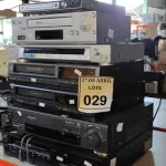 LOTE 029 - 01 LOTE COM DIVERSOS VHS E DVD DIVERSOS. (NO ESTADO) ATENÇÃO! FAZER A VISITAÇÃO ANTES DE ARREMATAR, NÃO SABEMOS SE FUNCIONA. LEILÃO NÃO TEM GARANTIA E NEM DEVOLUÇÃO, SUJEITO A POSSÍVEIS AVARIAS VISÍVEIS/OCULTAS E/OU AUSÊNCIA DE COMPONENTES.