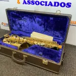 LOTE 328 - 01 SAXOFONE COM MALETA. (NO ESTADO) ATENÇÃO! FAZER A VISITAÇÃO ANTES DE ARREMATAR, NÃO SABEMOS SE FUNCIONA. LEILÃO NÃO TEM GARANTIA E NEM DEVOLUÇÃO, SUJEITO A POSSÍVEIS AVARIAS VISÍVEIS/OCULTAS E/OU AUSÊNCIA DE COMPONENTES.