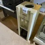 LOTE 315 - 01 BEBEDOURO TIPO GARRAFÃO. (NO ESTADO) ATENÇÃO! FAZER A VISITAÇÃO ANTES DE ARREMATAR, NÃO SABEMOS SE FUNCIONA. LEILÃO NÃO TEM GARANTIA E NEM DEVOLUÇÃO, SUJEITO A POSSÍVEIS AVARIAS VISÍVEIS/OCULTAS E/OU AUSÊNCIA DE COMPONENTES.
