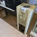 LOTE 315 - 01 BEBEDOURO TIPO GARRAFÃO. (NO ESTADO) ATENÇÃO! FAZER A VISITAÇÃO ANTES DE ARREMATAR, NÃO SABEMOS SE FUNCIONA. LEILÃO NÃO TEM GARANTIA E NEM DEVOLUÇÃO, SUJEITO A POSSÍVEIS AVARIAS VISÍVEIS/OCULTAS E/OU AUSÊNCIA DE COMPONENTES.