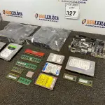 LOTE 327 - 03 PLACAS MÃES, HDS DIVERSOS E MEMORIAS DIVERSAS. (NO ESTADO) ATENÇÃO! FAZER A VISITAÇÃO ANTES DE ARREMATAR, NÃO SABEMOS SE FUNCIONA. LEILÃO NÃO TEM GARANTIA E NEM DEVOLUÇÃO, SUJEITO A POSSÍVEIS AVARIAS VISÍVEIS/OCULTAS E/OU AUSÊNCIA DE COMPONENTES.