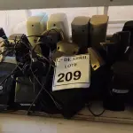 LOTE 209 - 01 LOTE COM CAIXAS DE SOM PARA COMPUTADORES. (NO ESTADO) ATENÇÃO! FAZER A VISITAÇÃO ANTES DE ARREMATAR, NÃO SABEMOS SE FUNCIONA. LEILÃO NÃO TEM GARANTIA E NEM DEVOLUÇÃO, SUJEITO A POSSÍVEIS AVARIAS VISÍVEIS/OCULTAS E/OU AUSÊNCIA DE COMPONENTES.