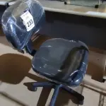LOTE 233 - 01 CADEIRA PARA ESCRITÓRIO. (NO ESTADO) ATENÇÃO! FAZER A VISITAÇÃO ANTES DE ARREMATAR, NÃO SABEMOS SE FUNCIONA. LEILÃO NÃO TEM GARANTIA E NEM DEVOLUÇÃO, SUJEITO A POSSÍVEIS AVARIAS VISÍVEIS/OCULTAS E/OU AUSÊNCIA DE COMPONENTES.