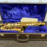 LOTE 328 - 01 SAXOFONE COM MALETA. (NO ESTADO) ATENÇÃO! FAZER A VISITAÇÃO ANTES DE ARREMATAR, NÃO SABEMOS SE FUNCIONA. LEILÃO NÃO TEM GARANTIA E NEM DEVOLUÇÃO, SUJEITO A POSSÍVEIS AVARIAS VISÍVEIS/OCULTAS E/OU AUSÊNCIA DE COMPONENTES.