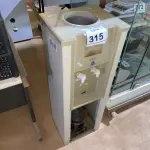LOTE 315 - 01 BEBEDOURO TIPO GARRAFÃO. (NO ESTADO) ATENÇÃO! FAZER A VISITAÇÃO ANTES DE ARREMATAR, NÃO SABEMOS SE FUNCIONA. LEILÃO NÃO TEM GARANTIA E NEM DEVOLUÇÃO, SUJEITO A POSSÍVEIS AVARIAS VISÍVEIS/OCULTAS E/OU AUSÊNCIA DE COMPONENTES.