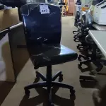 LOTE 242 - 01 CADEIRA PARA ESCRITÓRIO. (NO ESTADO) ATENÇÃO! FAZER A VISITAÇÃO ANTES DE ARREMATAR, NÃO SABEMOS SE FUNCIONA. LEILÃO NÃO TEM GARANTIA E NEM DEVOLUÇÃO, SUJEITO A POSSÍVEIS AVARIAS VISÍVEIS/OCULTAS E/OU AUSÊNCIA DE COMPONENTES.