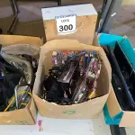 LOTE 300 - 01 LOTE COM TECLADOS, PLACAS MÃES, FONTE DE VÍDEO GAME E EQUIPAMENTOS DE ACADEMIA. (NO ESTADO) ATENÇÃO! FAZER A VISITAÇÃO ANTES DE ARREMATAR, NÃO SABEMOS SE FUNCIONA. LEILÃO NÃO TEM GARANTIA E NEM DEVOLUÇÃO, SUJEITO A POSSÍVEIS AVARIAS VISÍVEIS/OCULTAS E/OU AUSÊNCIA DE COMPONENTES.