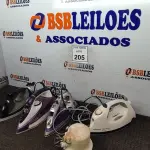 LOTE 205 - 01 LOTE COM FERROS DE PASSAR ROUPAS E CHUVEIROS ELÉTRICOS. (NO ESTADO) ATENÇÃO! FAZER A VISITAÇÃO ANTES DE ARREMATAR, NÃO SABEMOS SE FUNCIONA. LEILÃO NÃO TEM GARANTIA E NEM DEVOLUÇÃO, SUJEITO A POSSÍVEIS AVARIAS VISÍVEIS/OCULTAS E/OU AUSÊNCIA DE COMPONENTES.