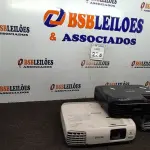 LOTE 228 - 03 PROJETORES EPSON. (NO ESTADO) ATENÇÃO! FAZER A VISITAÇÃO ANTES DE ARREMATAR, NÃO SABEMOS SE FUNCIONA. LEILÃO NÃO TEM GARANTIA E NEM DEVOLUÇÃO, SUJEITO A POSSÍVEIS AVARIAS VISÍVEIS/OCULTAS E/OU AUSÊNCIA DE COMPONENTES.