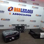 LOTE 120 - 01 PROJETOR E 01 SOM AUTOMOTIVO DA HYUNDAI. (NO ESTADO) ATENÇÃO! FAZER A VISITAÇÃO ANTES DE ARREMATAR, NÃO SABEMOS SE FUNCIONA. LEILÃO NÃO TEM GARANTIA E NEM DEVOLUÇÃO, SUJEITO A POSSÍVEIS AVARIAS VISÍVEIS/OCULTAS E/OU AUSÊNCIA DE COMPONENTES.