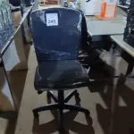 LOTE 245 - 01 CADEIRA PARA ESCRITÓRIO. (NO ESTADO) ATENÇÃO! FAZER A VISITAÇÃO ANTES DE ARREMATAR, NÃO SABEMOS SE FUNCIONA. LEILÃO NÃO TEM GARANTIA E NEM DEVOLUÇÃO, SUJEITO A POSSÍVEIS AVARIAS VISÍVEIS/OCULTAS E/OU AUSÊNCIA DE COMPONENTES.