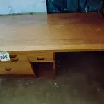 LOTE 095 - 01 MESA PEQUENA EM MADEIRA.  (NO ESTADO) ATENÇÃO! FAZER A VISITAÇÃO ANTES DE ARREMATAR, NÃO SABEMOS SE FUNCIONA. LEILÃO NÃO TEM GARANTIA E NEM DEVOLUÇÃO, SUJEITO A POSSÍVEIS AVARIAS VISÍVEIS/OCULTAS E/OU AUSÊNCIA DE COMPONENTES.