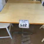 LOTE 532 - 01 MESA QUADRADA EM MADEIRA COM PÉS EM FERRO (NO ESTADO) ATENÇÃO! FAZER A VISITAÇÃO ANTES DE ARREMATAR, NÃO SABEMOS SE FUNCIONA. LEILÃO NÃO TEM GARANTIA E NEM DEVOLUÇÃO, SUJEITO A POSSÍVEIS AVARIAS VISÍVEIS/OCULTAS E/OU AUSÊNCIA DE COMPONENTES.