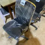 LOTE 389 - 01 CADEIRA PARA ESCRITÓRIO. (NO ESTADO) ATENÇÃO! FAZER A VISITAÇÃO ANTES DE ARREMATAR, NÃO SABEMOS SE FUNCIONA. LEILÃO NÃO TEM GARANTIA E NEM DEVOLUÇÃO, SUJEITO A POSSÍVEIS AVARIAS VISÍVEIS/OCULTAS E/OU AUSÊNCIA DE COMPONENTES.