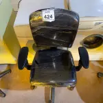 LOTE 424 - 01 CADEIRA PARA ESCRITÓRIO. (NO ESTADO) ATENÇÃO! FAZER A VISITAÇÃO ANTES DE ARREMATAR, NÃO SABEMOS SE FUNCIONA. LEILÃO NÃO TEM GARANTIA E NEM DEVOLUÇÃO, SUJEITO A POSSÍVEIS AVARIAS VISÍVEIS/OCULTAS E/OU AUSÊNCIA DE COMPONENTES.