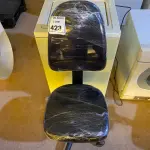 LOTE 423 - 01 CADEIRA PARA ESCRITÓRIO. (NO ESTADO) ATENÇÃO! FAZER A VISITAÇÃO ANTES DE ARREMATAR, NÃO SABEMOS SE FUNCIONA. LEILÃO NÃO TEM GARANTIA E NEM DEVOLUÇÃO, SUJEITO A POSSÍVEIS AVARIAS VISÍVEIS/OCULTAS E/OU AUSÊNCIA DE COMPONENTES.