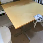 LOTE 533 - 01 MESA QUADRADA EM MADEIRA COM PÉS EM FERRO (NO ESTADO) ATENÇÃO! FAZER A VISITAÇÃO ANTES DE ARREMATAR, NÃO SABEMOS SE FUNCIONA. LEILÃO NÃO TEM GARANTIA E NEM DEVOLUÇÃO, SUJEITO A POSSÍVEIS AVARIAS VISÍVEIS/OCULTAS E/OU AUSÊNCIA DE COMPONENTES.