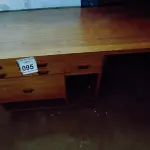 LOTE 095 - 01 MESA PEQUENA EM MADEIRA.  (NO ESTADO) ATENÇÃO! FAZER A VISITAÇÃO ANTES DE ARREMATAR, NÃO SABEMOS SE FUNCIONA. LEILÃO NÃO TEM GARANTIA E NEM DEVOLUÇÃO, SUJEITO A POSSÍVEIS AVARIAS VISÍVEIS/OCULTAS E/OU AUSÊNCIA DE COMPONENTES.